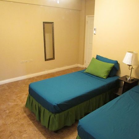 Centrally Located Guest Apartments Kingston Esterno foto
