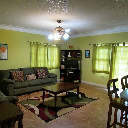Centrally Located Guest Apartments Kingston Esterno foto