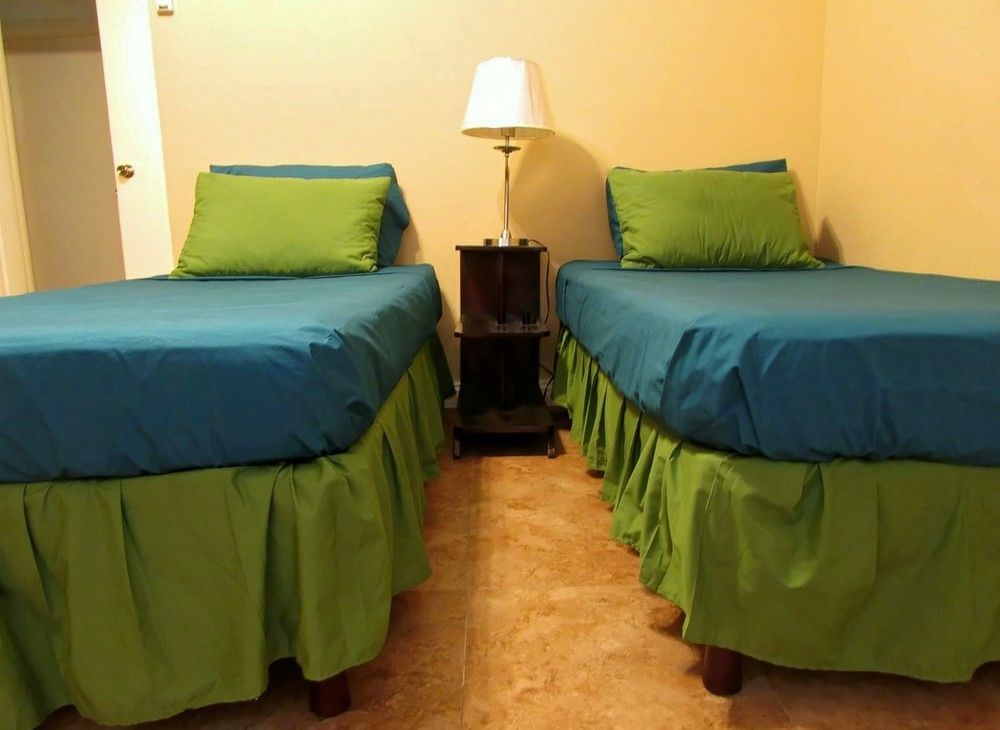 Centrally Located Guest Apartments Kingston Esterno foto