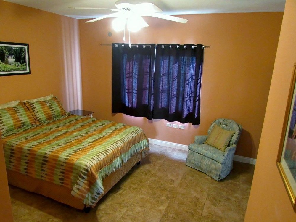 Centrally Located Guest Apartments Kingston Esterno foto