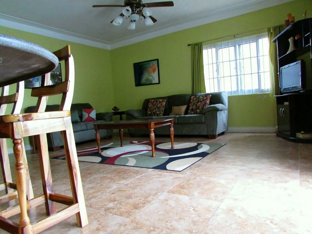 Centrally Located Guest Apartments Kingston Esterno foto