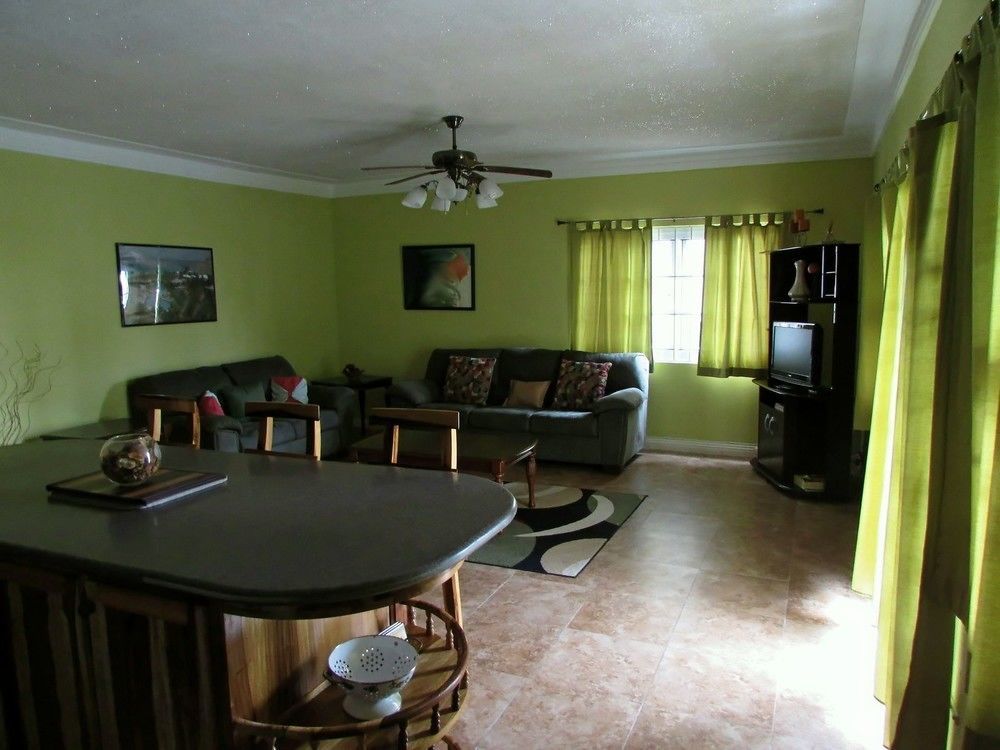 Centrally Located Guest Apartments Kingston Esterno foto