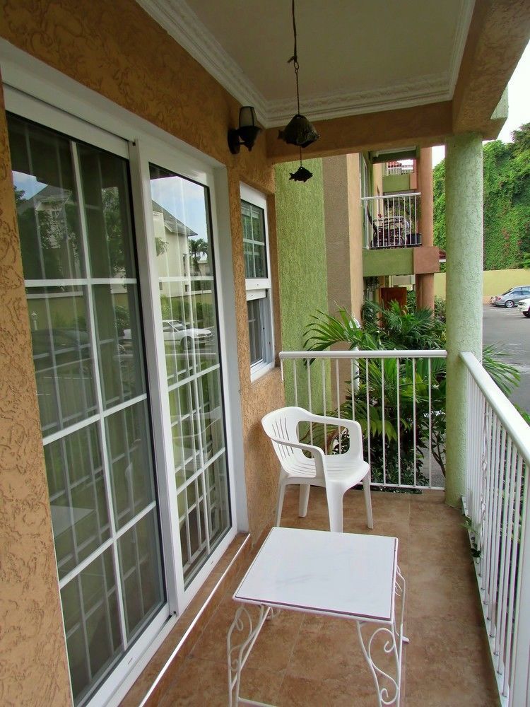Centrally Located Guest Apartments Kingston Esterno foto