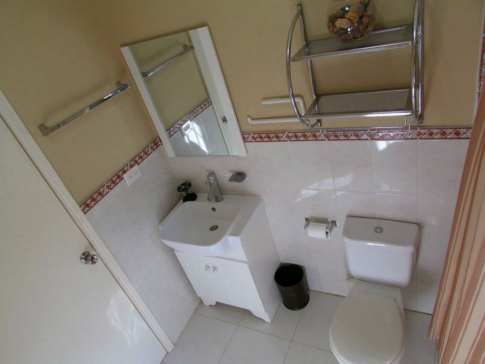 Centrally Located Guest Apartments Kingston Esterno foto