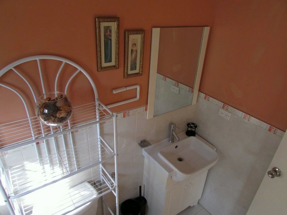 Centrally Located Guest Apartments Kingston Esterno foto