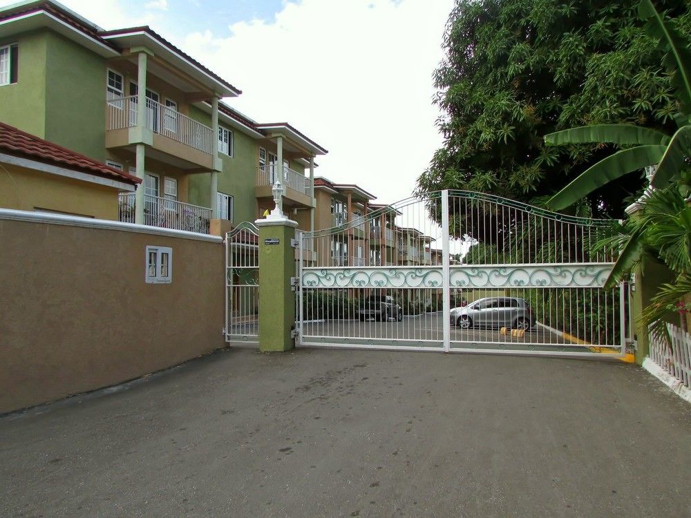 Centrally Located Guest Apartments Kingston Esterno foto