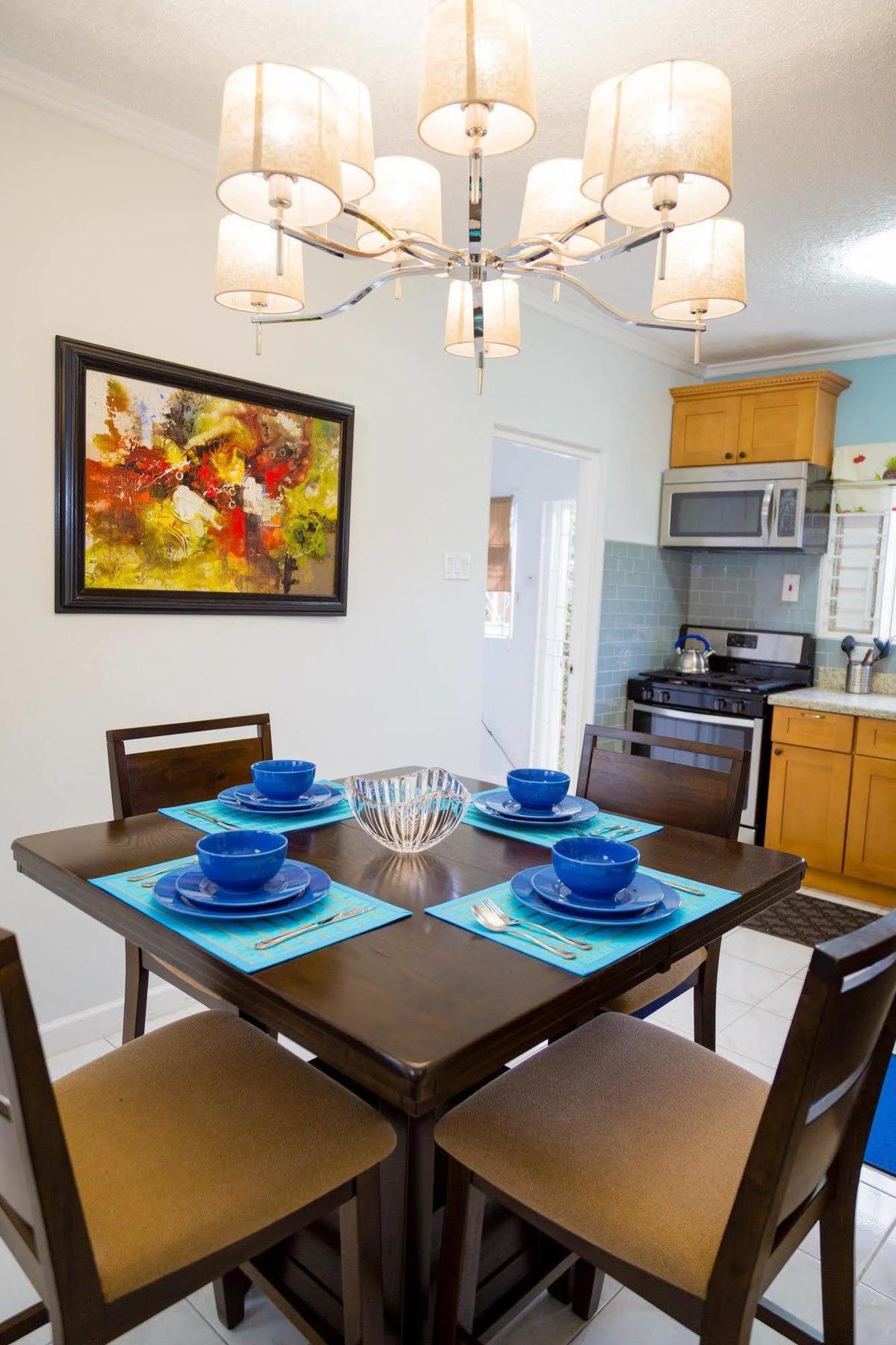 Centrally Located Guest Apartments Kingston Esterno foto