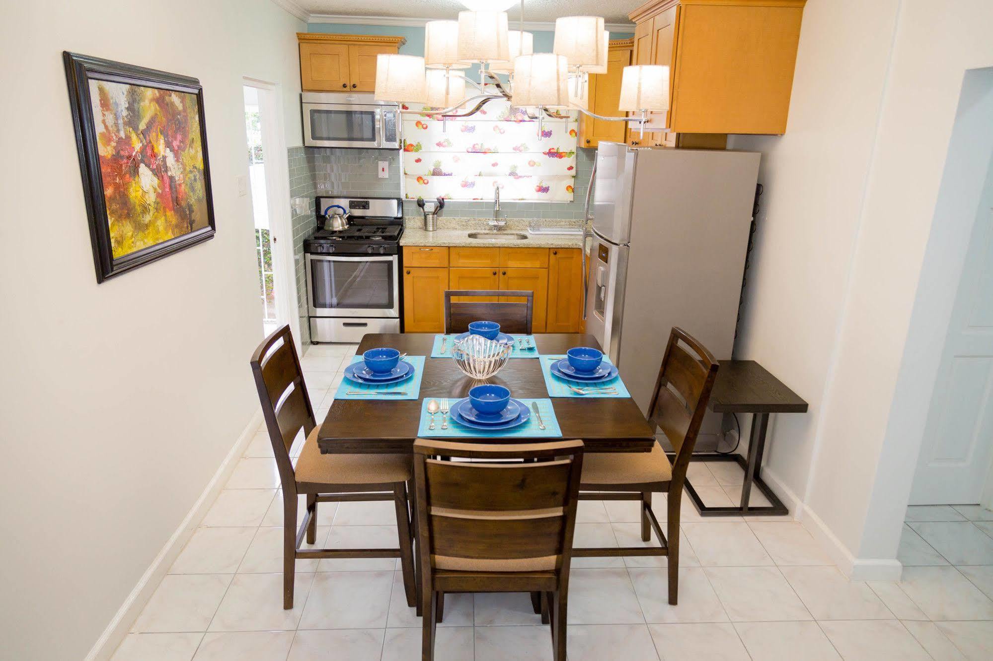 Centrally Located Guest Apartments Kingston Esterno foto