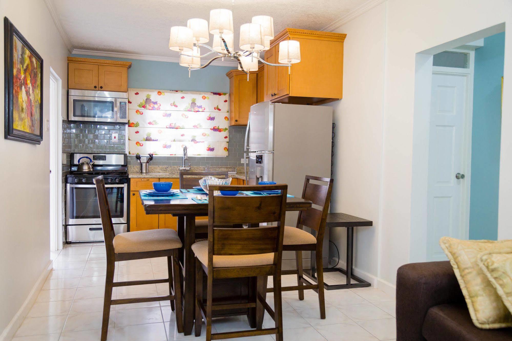 Centrally Located Guest Apartments Kingston Esterno foto