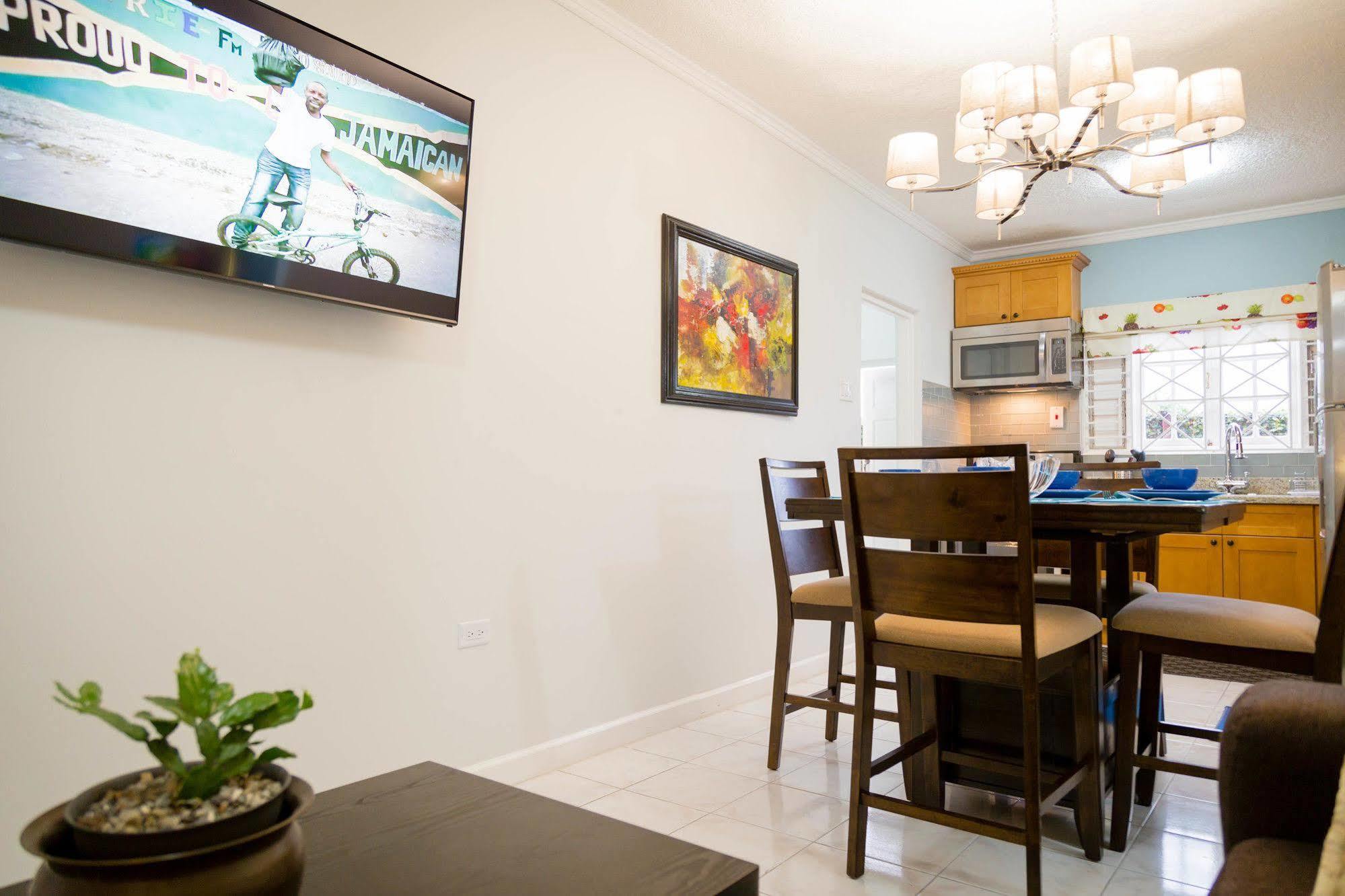 Centrally Located Guest Apartments Kingston Esterno foto