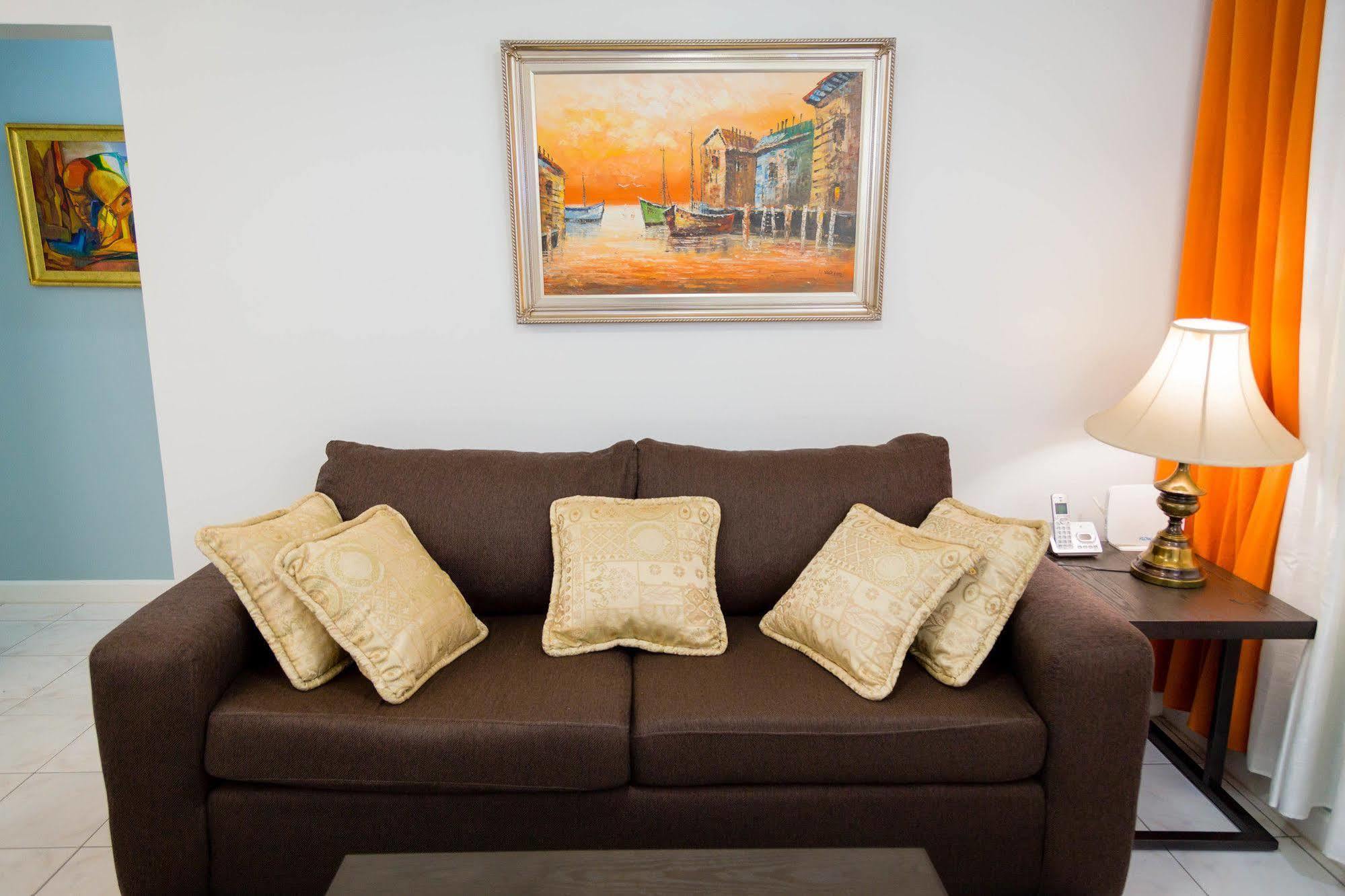 Centrally Located Guest Apartments Kingston Esterno foto