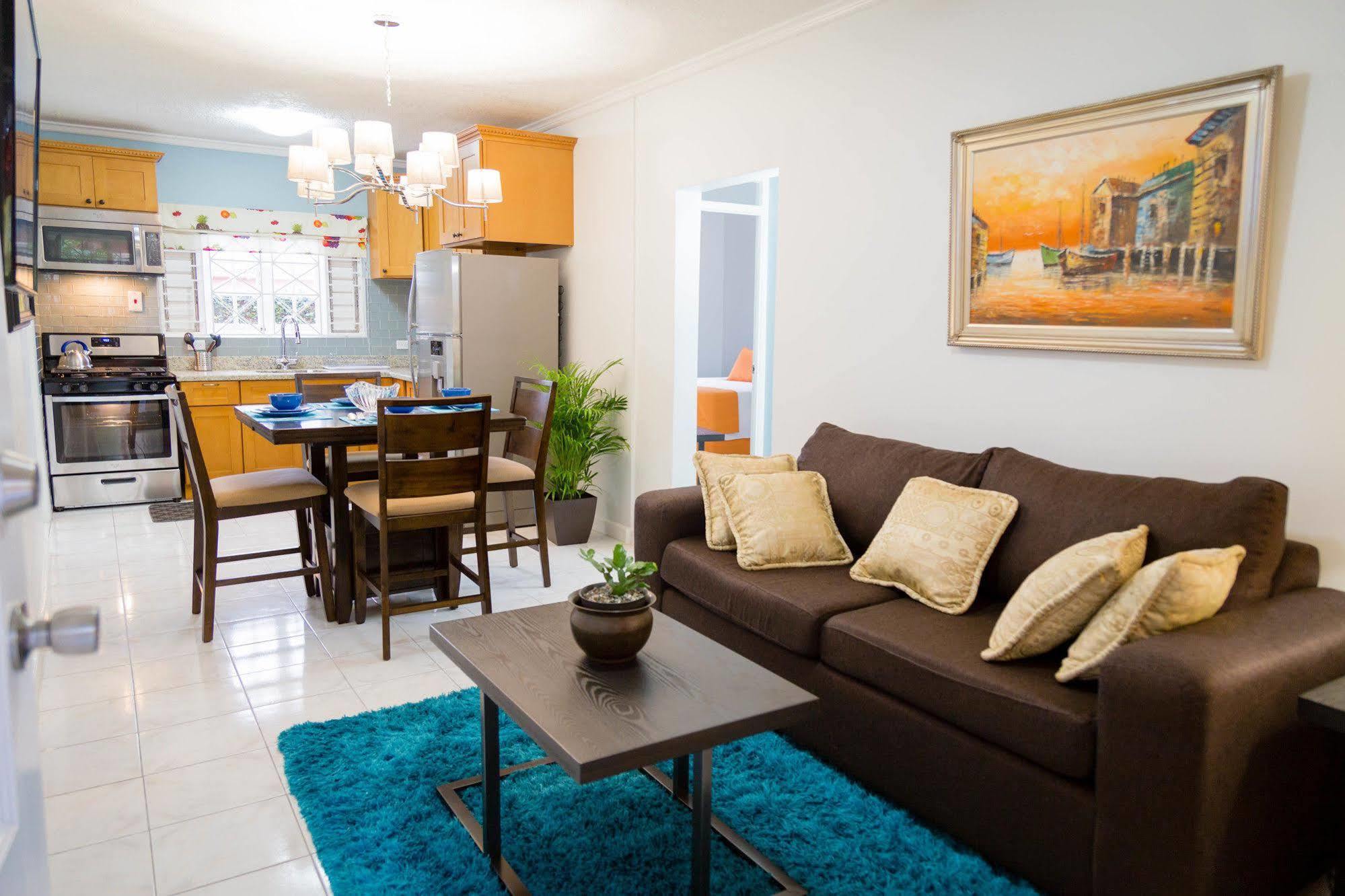 Centrally Located Guest Apartments Kingston Esterno foto
