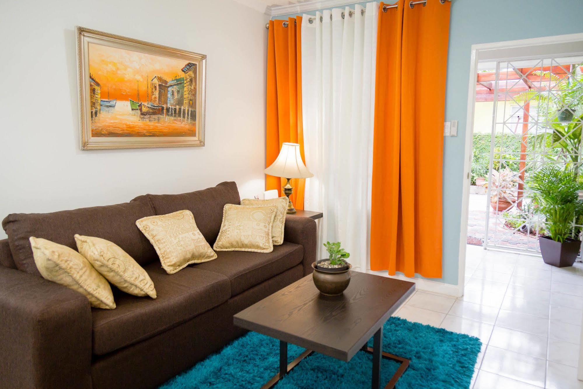 Centrally Located Guest Apartments Kingston Esterno foto