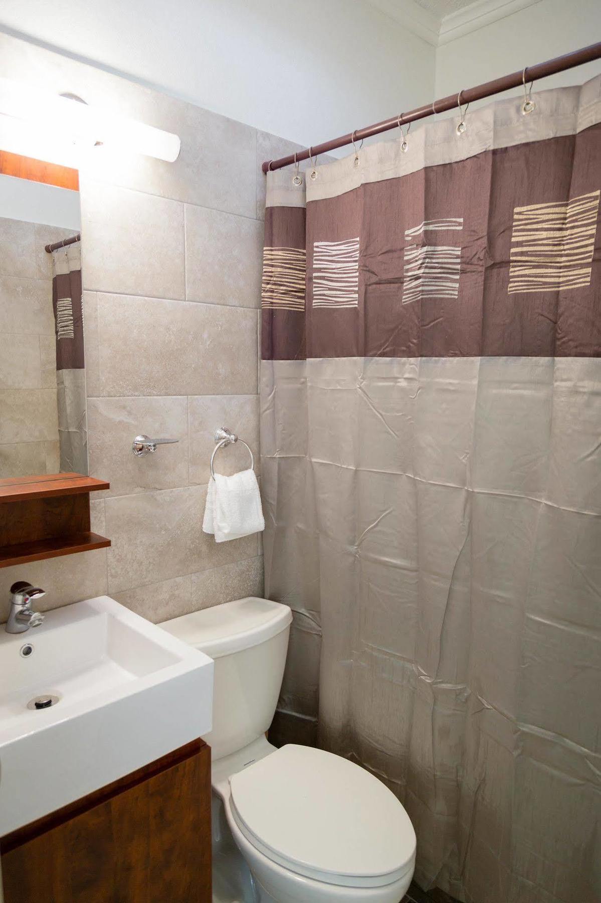 Centrally Located Guest Apartments Kingston Esterno foto