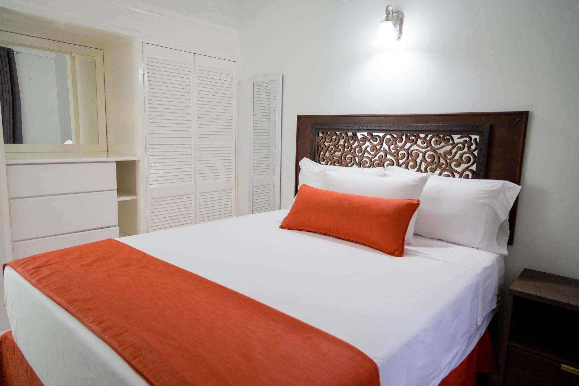 Centrally Located Guest Apartments Kingston Esterno foto