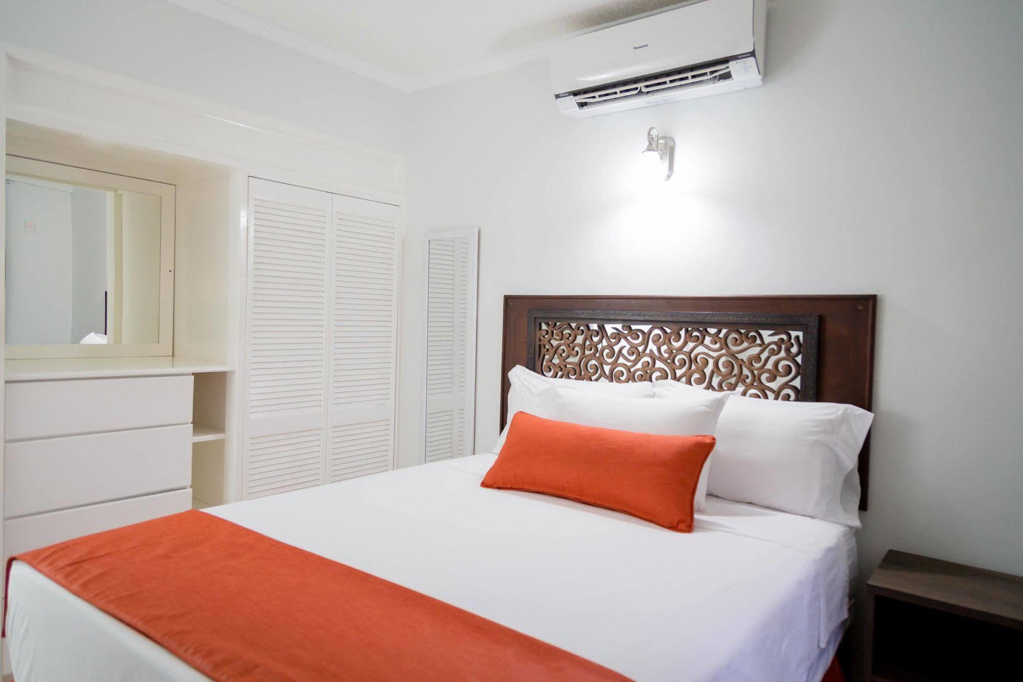 Centrally Located Guest Apartments Kingston Esterno foto