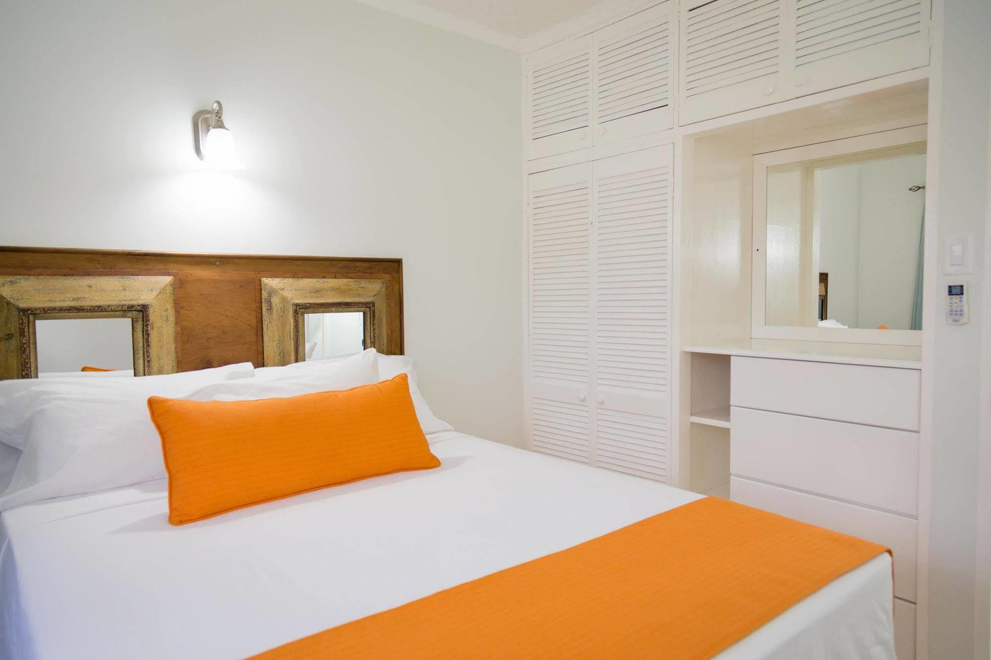 Centrally Located Guest Apartments Kingston Esterno foto