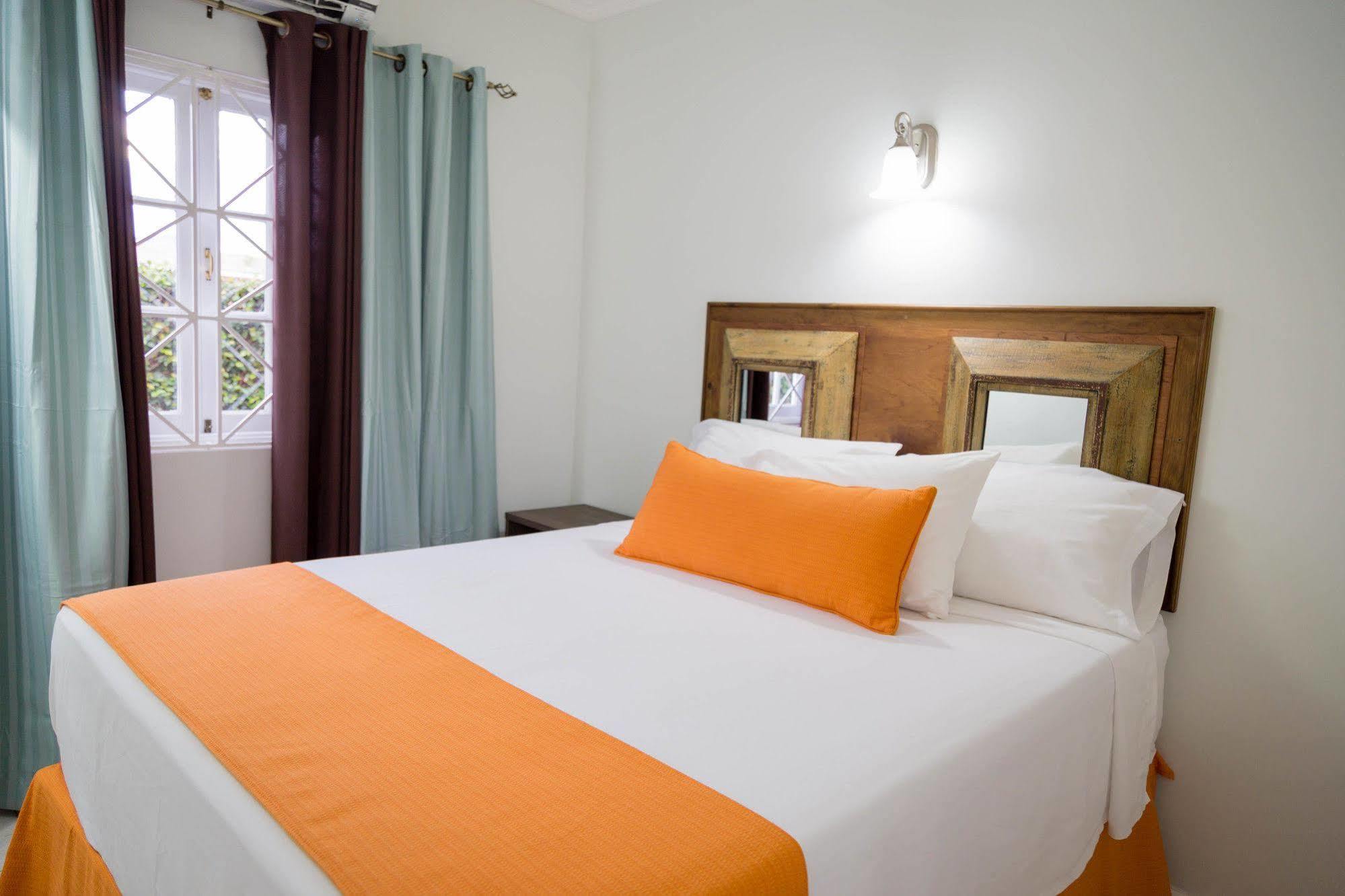 Centrally Located Guest Apartments Kingston Esterno foto