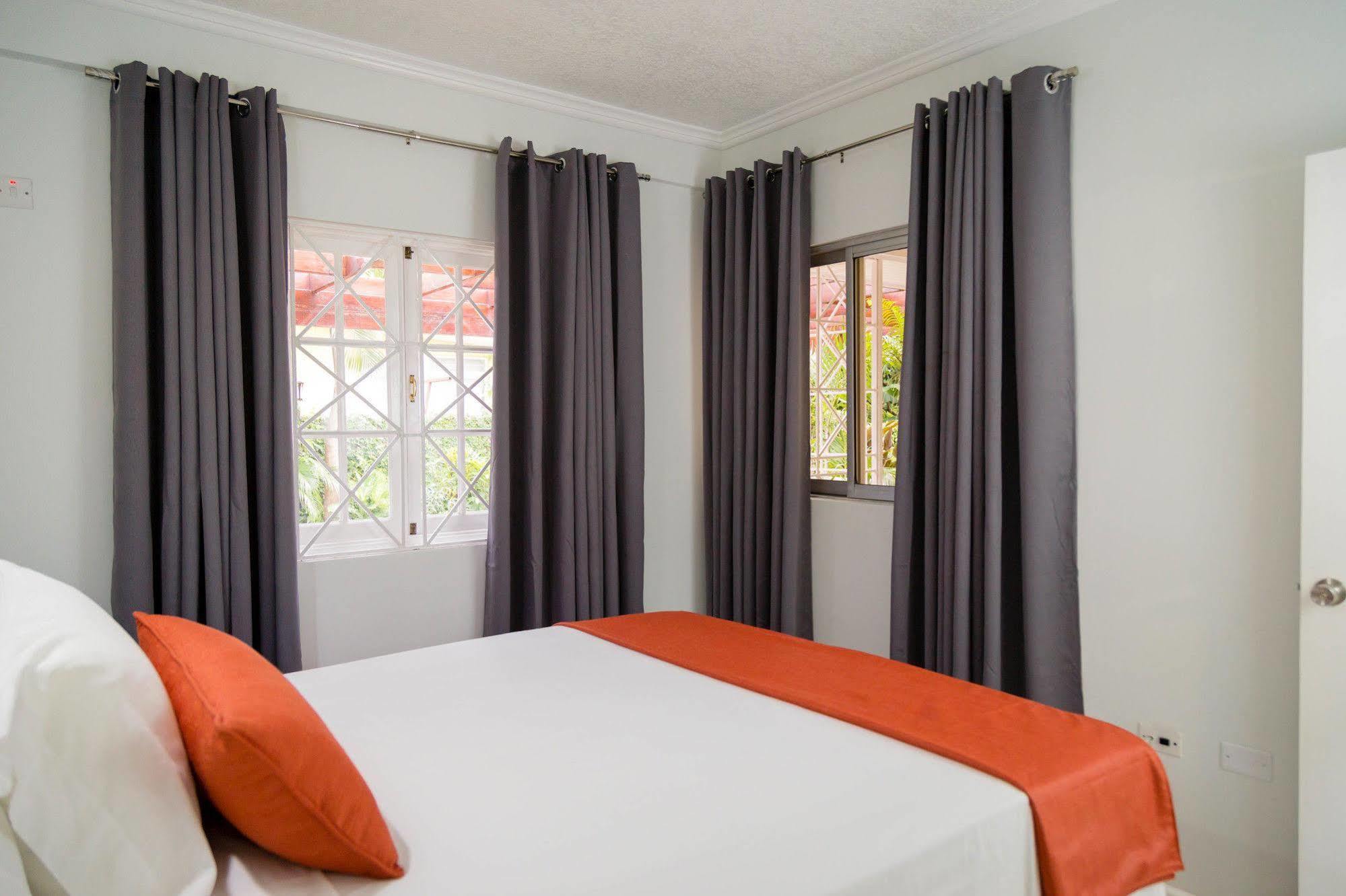 Centrally Located Guest Apartments Kingston Esterno foto