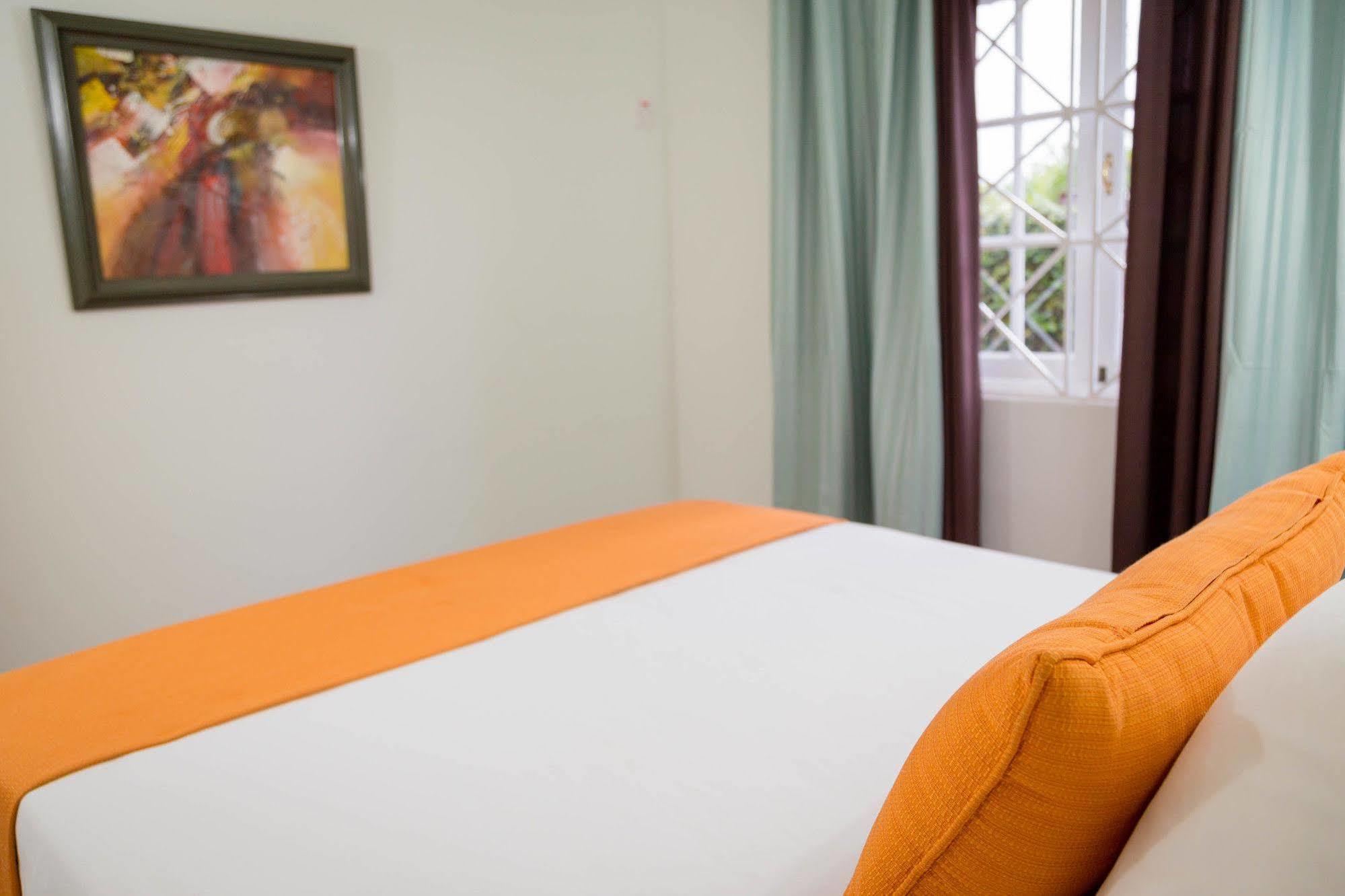 Centrally Located Guest Apartments Kingston Esterno foto
