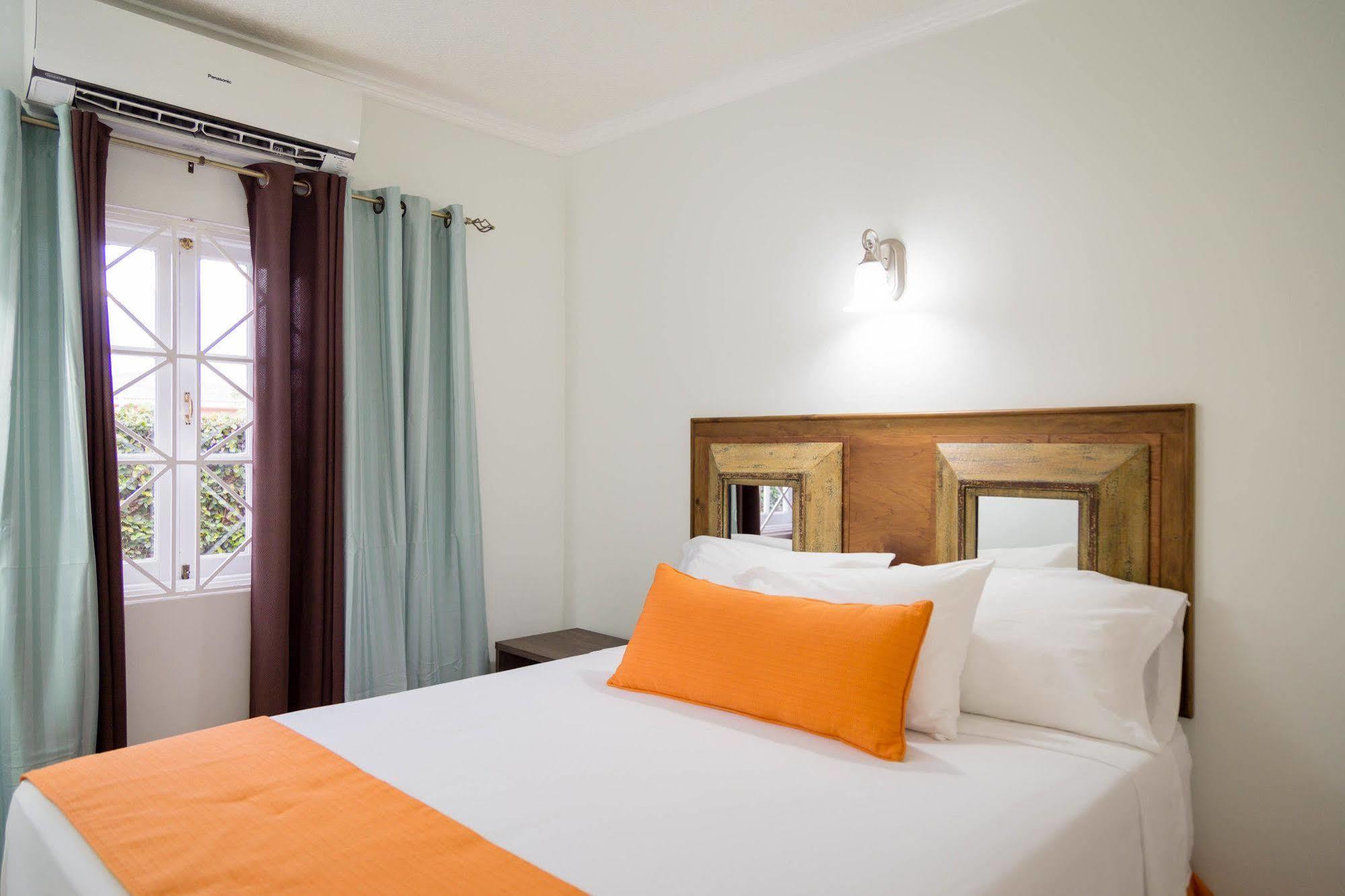 Centrally Located Guest Apartments Kingston Esterno foto