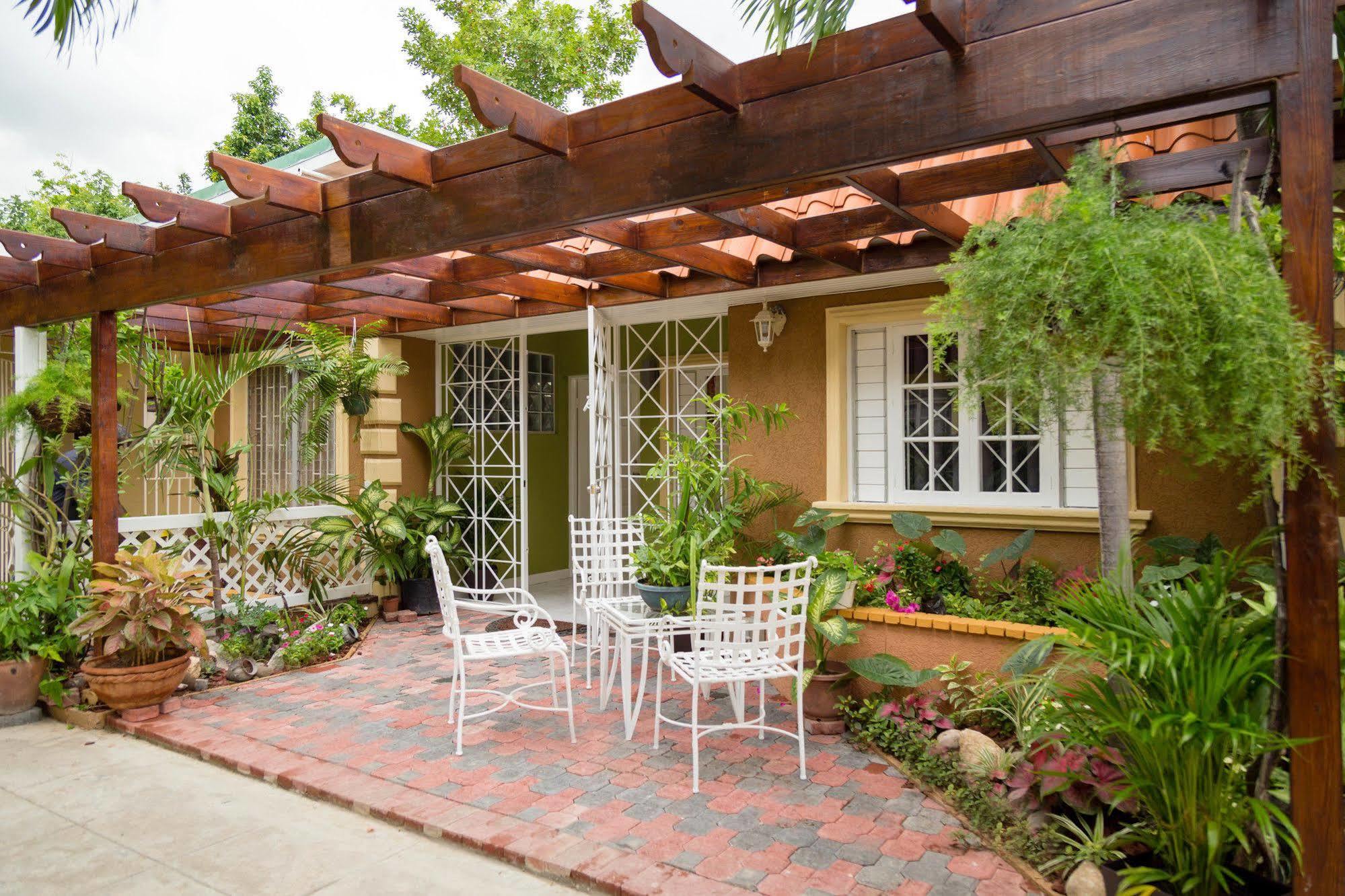 Centrally Located Guest Apartments Kingston Esterno foto